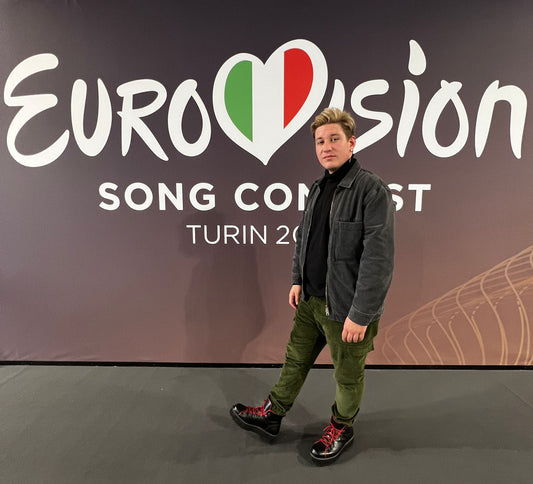 Un participant au CES porte les chaussures du groupe Müller
