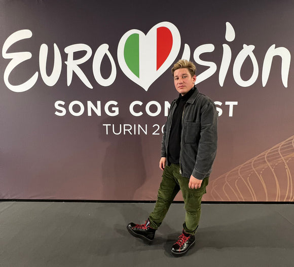 ESC-Teilnehmer trägt Schuhe der Müller Gruppe